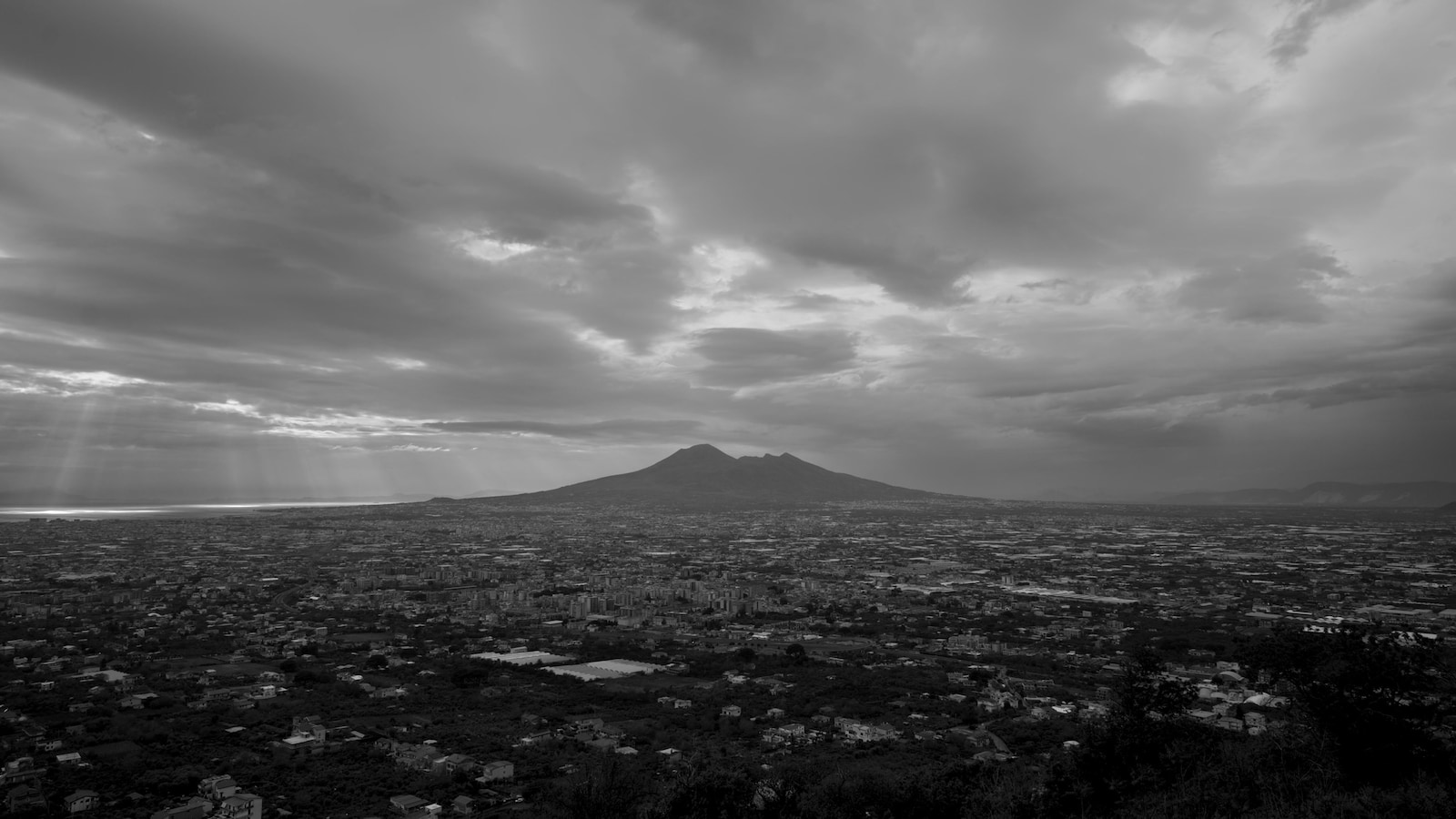 1-SOTTO LE NUVOLE_©GIANFRANCO_ROSI